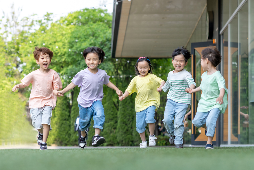手をつないで歩く子供たち