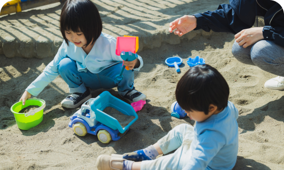 子供が砂遊びする様子